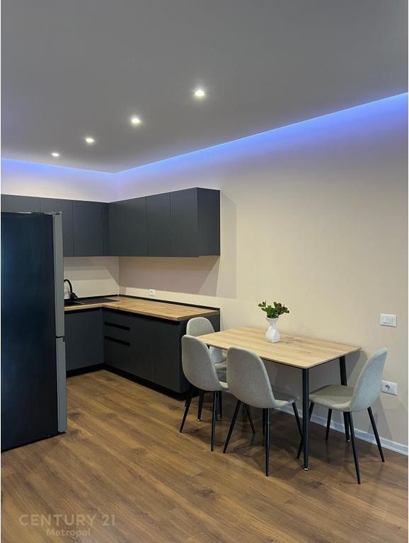 Japim me qira apartament 2+1+verandë te Rruga e Dibrës!