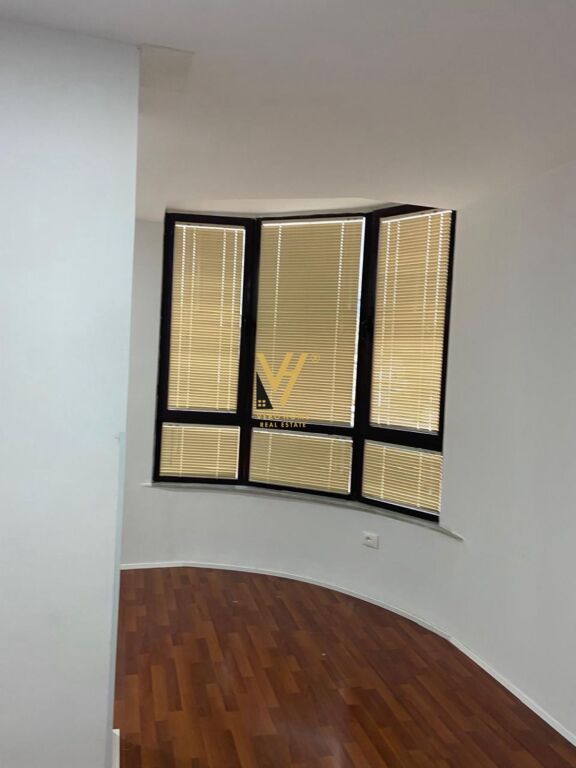 JEPET ZYRE 120 M2 ME QERA TEK BLLOKU 1.500 EURO