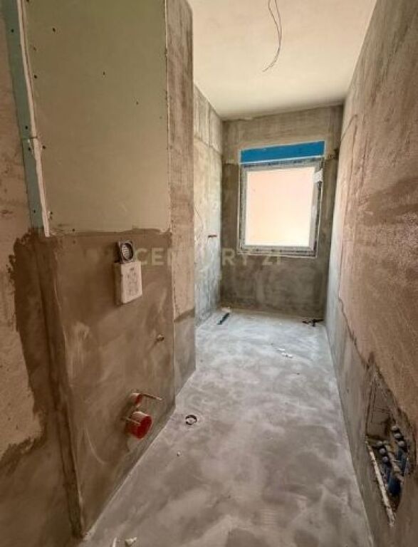 Shitet apartament 3+1+2 – me post parkimi