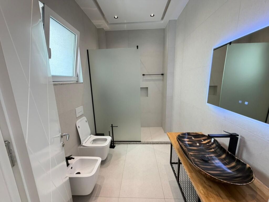 🏡 Villa in Affitto  📍 Via Dalip Topi, Collina del Prete  ▪️ 2 Camere da letto ▪️ 3 Bagni ▪️ 2 Posti auto  💰 Prezzo: 900 € / mese