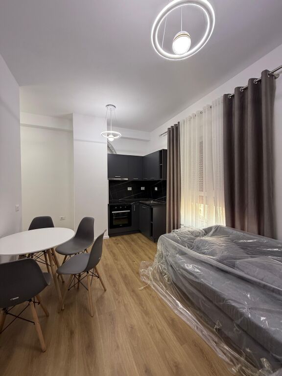Appartamento 1+1+blocco in affitto 📍Residenza Kadiu, Ali Dem   🏢7° piano, con ascensore 🛋️ Arredamento nuovo e moderno 💶 Prezzo: 500€