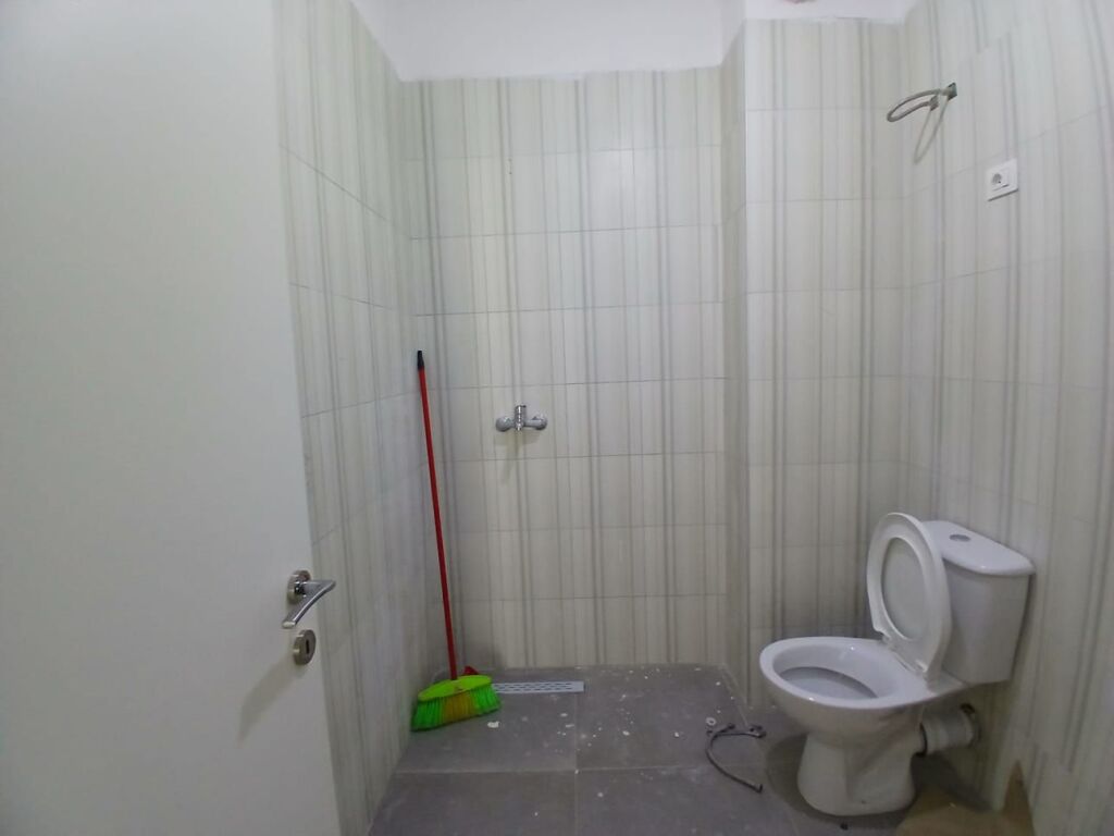 Affittasi appartamento 2+1+2 bagni in Via 5 Maji complesso inerte