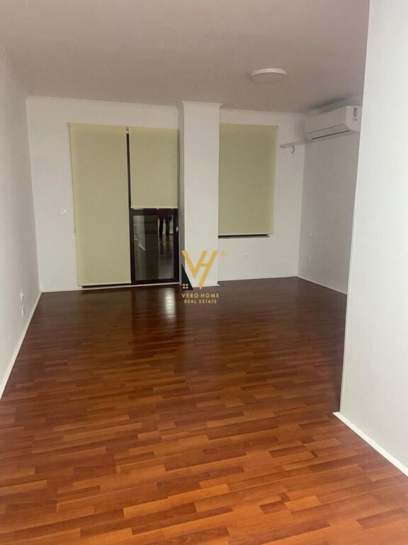 JEPET ZYRE 120 M2 ME QERA TEK BLLOKU 1.500 EURO