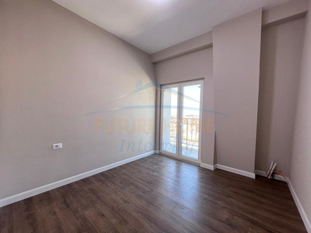 Shitet, Apartament 1+1+2 Ballkone, Porta Tirana e Re, Tiranë.