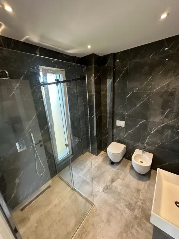 VILLA SU 4 PIANI CON CORTILE IN AFFITTO PRESSO IL COMPLESSO VICINO A TEG