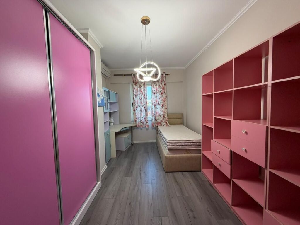 Apartament 2+1+Parking per qira tek Rruga e Barrikadave.