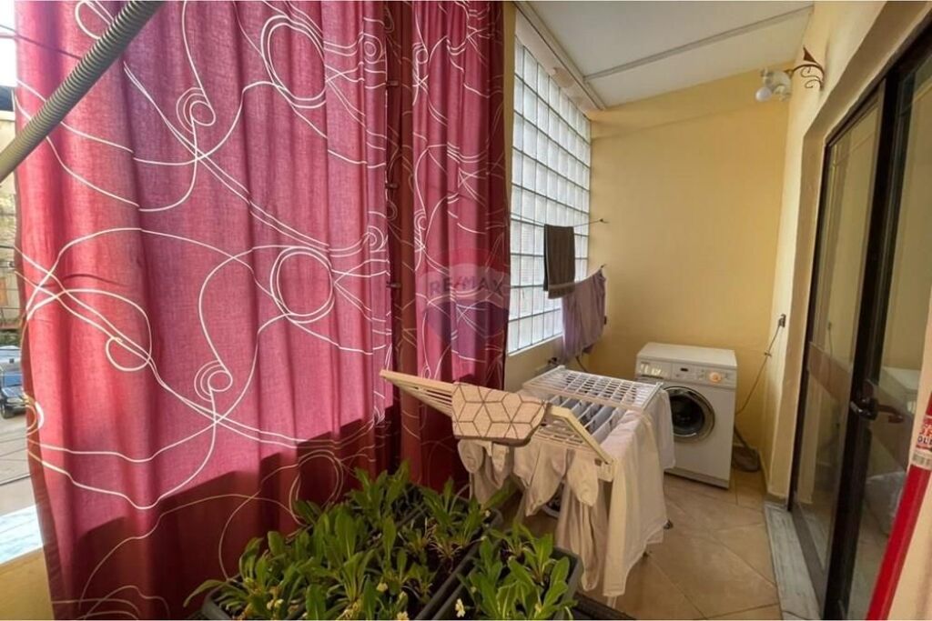 Shitet Apartament 1+1+Ballkon tek Mine Peza