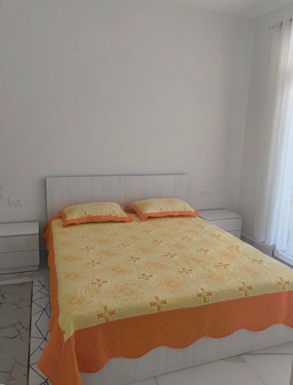 Jepet me qera apartament 1+1 tek Rruga 5 Maji