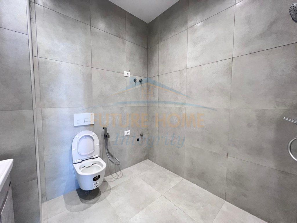 Shitet, Apartament 1+1+2 Ballkone, Porta Tirana e Re, Tiranë.