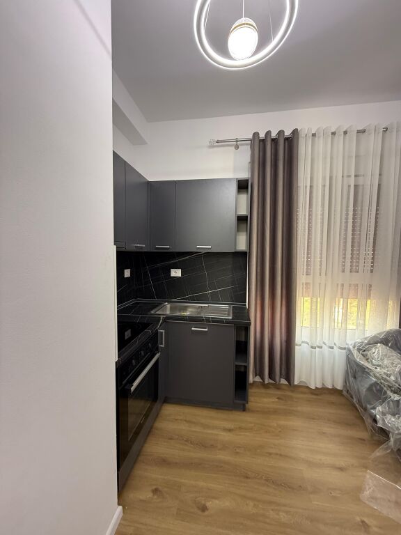 Appartamento 1+1+blocco in affitto 📍Residenza Kadiu, Ali Dem   🏢7° piano, con ascensore 🛋️ Arredamento nuovo e moderno 💶 Prezzo: 500€