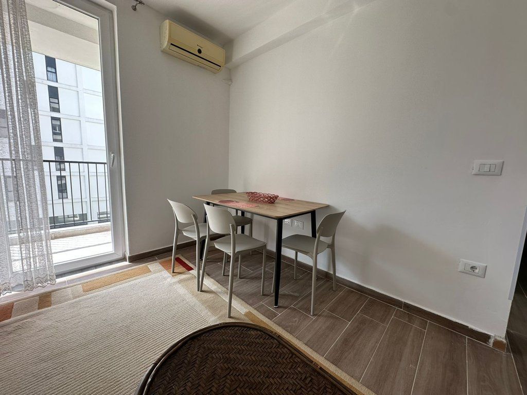 Rruga 5 Maji, Apartament 2+1 për Qira