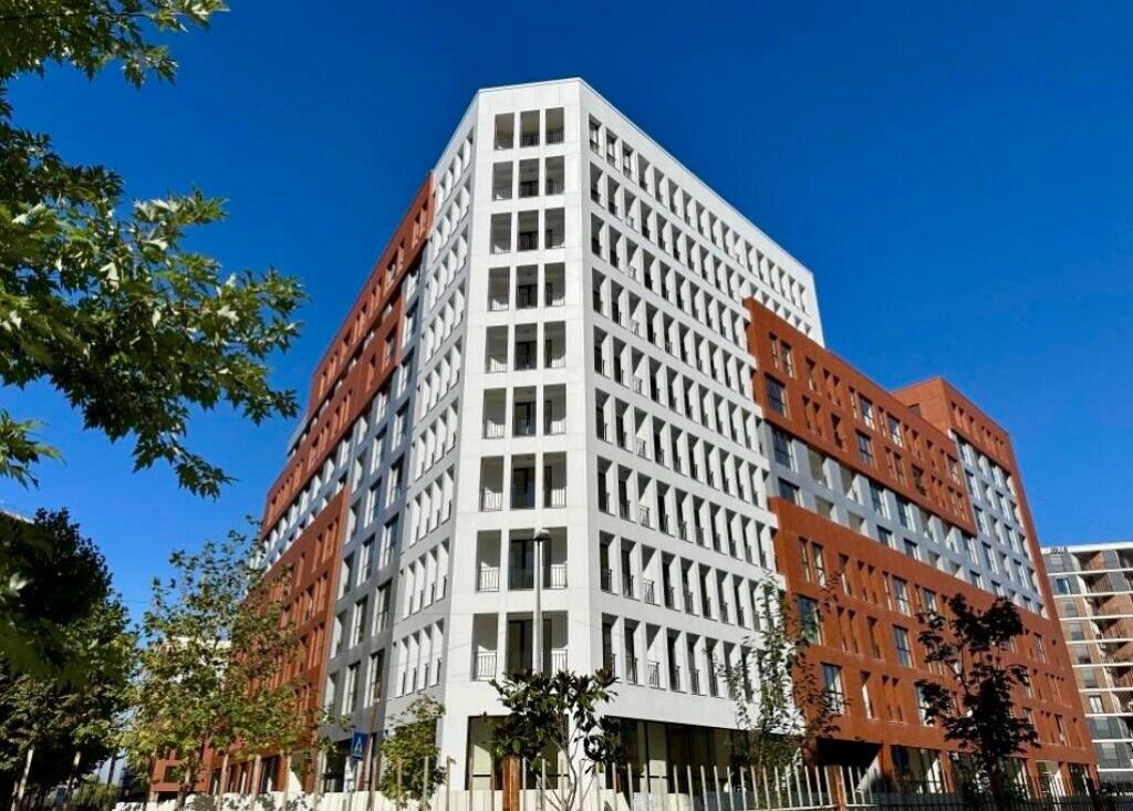 ✨ Jeto me Stil te "Urban Gate" – 1+1 Super i Bollshëm në Shitje! 🏗️