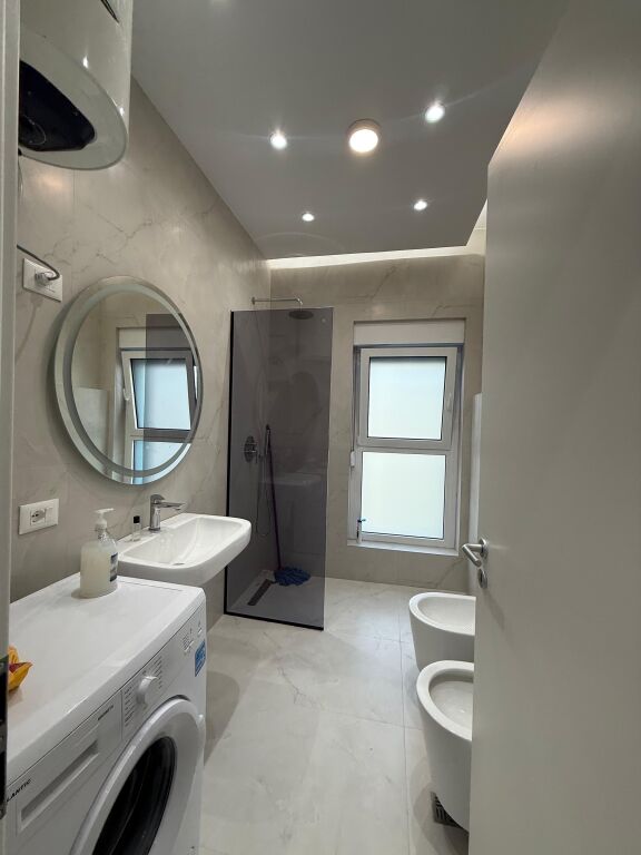 🏠AFFITTASI Appartamento 2+1+Posto Auto 📍Ali Dem, Residenza Kadiu 🏢7° piano, palazzo nuovo con 2 ascensori 🛋L'ingresso è arredato 💶 Prezzo: 60.000 Leke/mese
