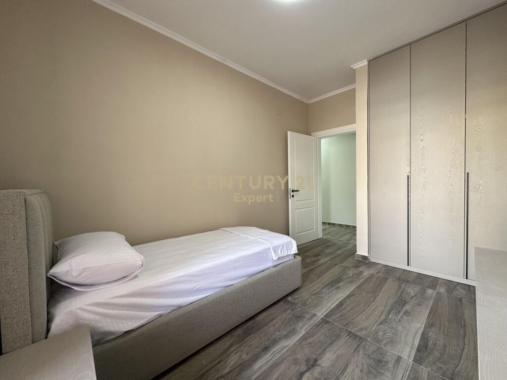Appartamento 3+1+2 + Posto Auto in Affitto nella zona di Sauk-u te Ri, Tirana (Piano villa)