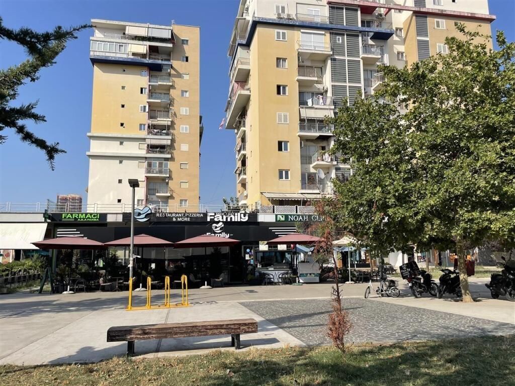 Shitet, Ambjent biznesi + Biznes, Fusha e Aviacionit, Tirane.