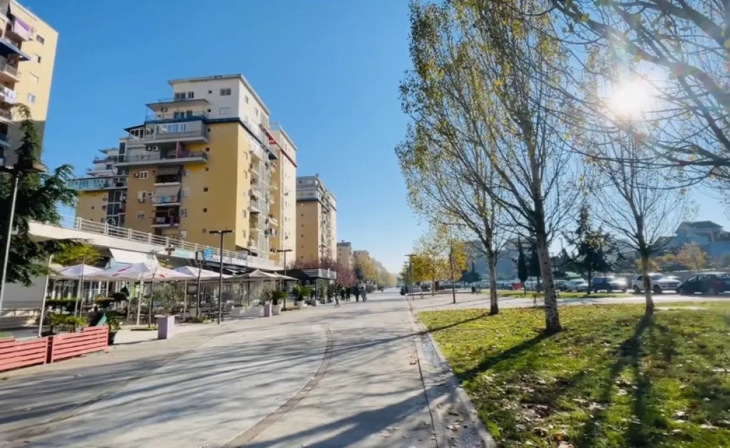 Shitet, Ambjent biznesi + Biznes, Fusha e Aviacionit, Tirane.