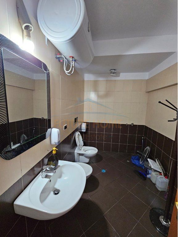 Qera, Ambient Biznesi, Rruga e Dibrës