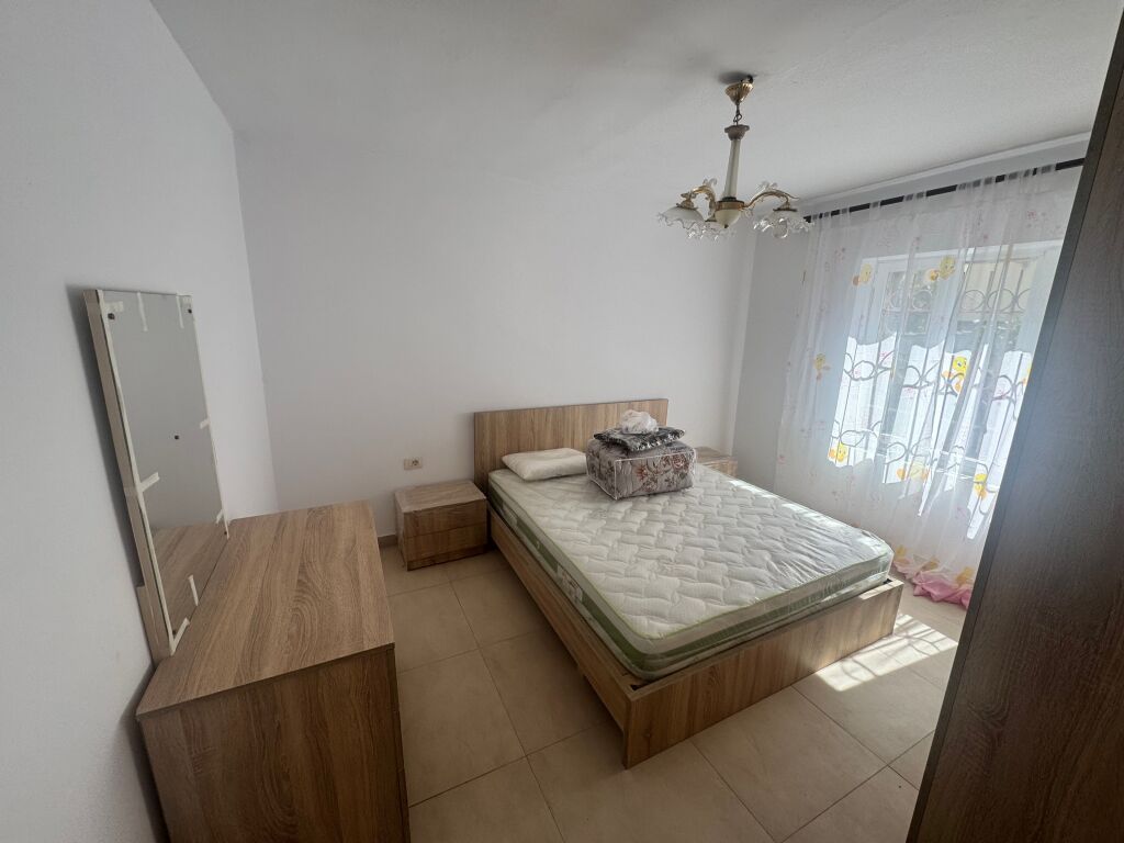 Shitet Apartament 1+1 përballë maternitetit të ri, pranë Pasticeri Tito