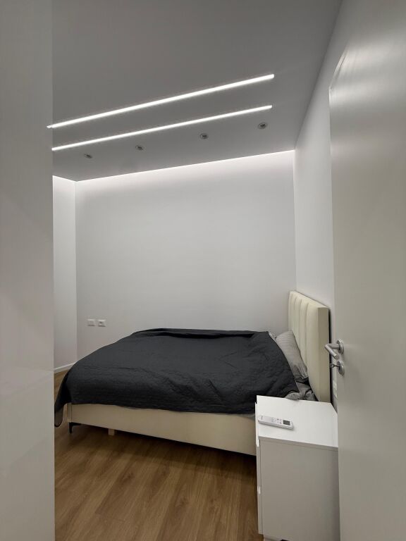 🏠AFFITTASI Appartamento 2+1+Posto Auto 📍Ali Dem, Residenza Kadiu 🏢7° piano, palazzo nuovo con 2 ascensori 🛋L'ingresso è arredato 💶 Prezzo: 60.000 Leke/mese
