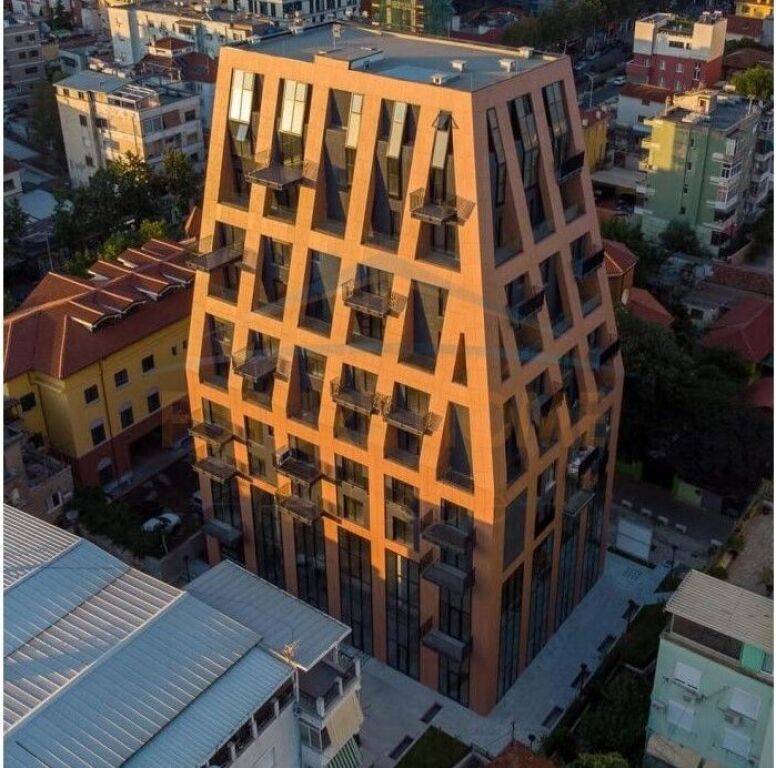 Shitet, Apartament 3+1+2 , Rruga e Kavajës, Tirane.