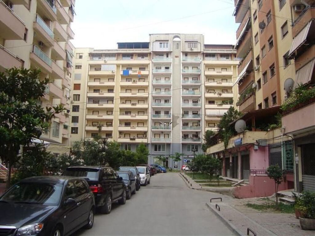 VENDESI APPARTAMENTO 1+1+BALCONE "COMUNE DI PARIGI" 246.289 EURO