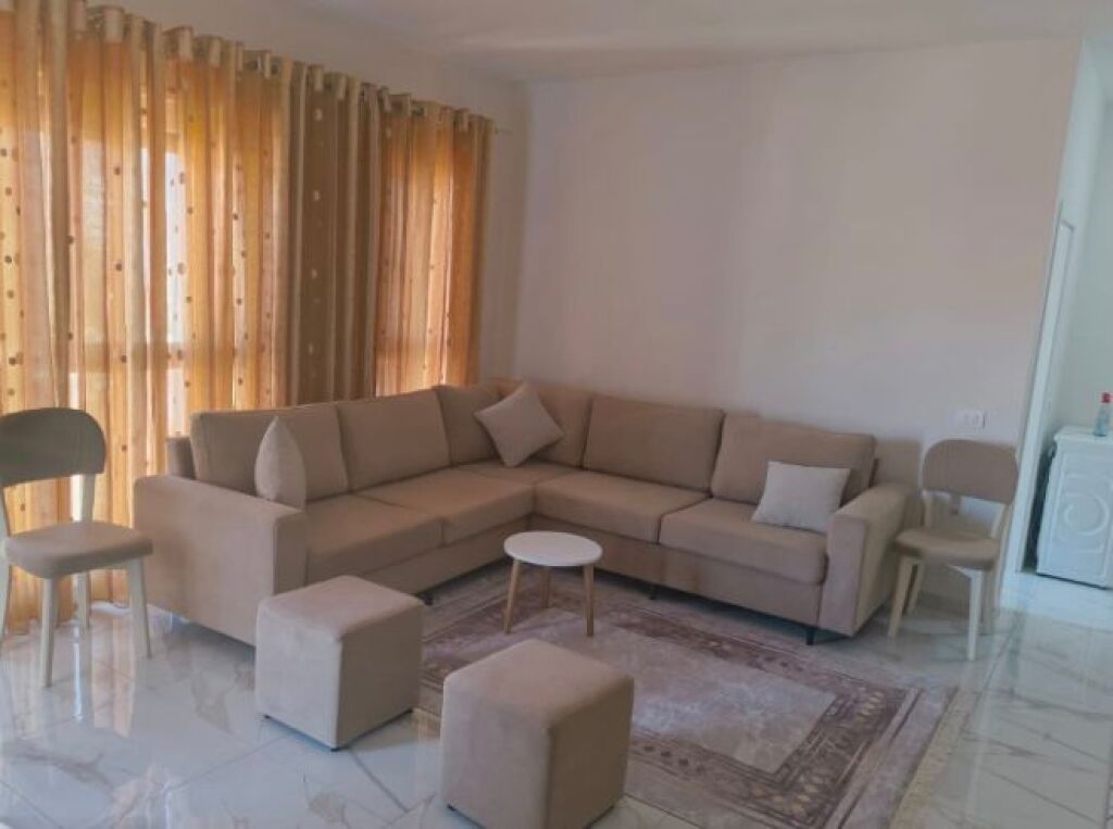 Jepet me qera apartament 1+1 tek Rruga 5 Maji