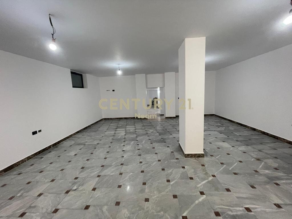 AMBIENT KOMERCIAL PËR QIRA - 200m², NË ZEMËR TË BLLOKUT!