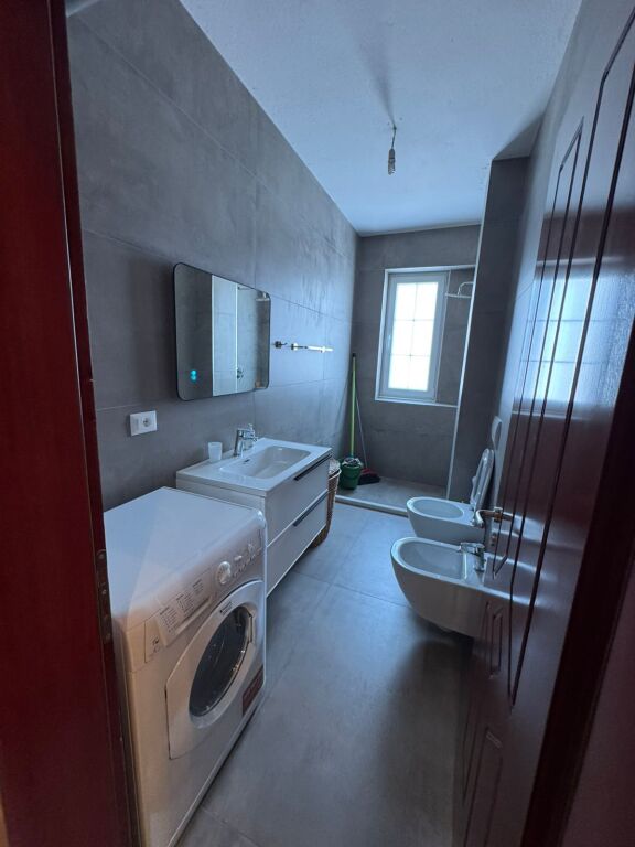 APARTAMENT 3+1 PER QERA PRANE KOMUNES SE PARISIT