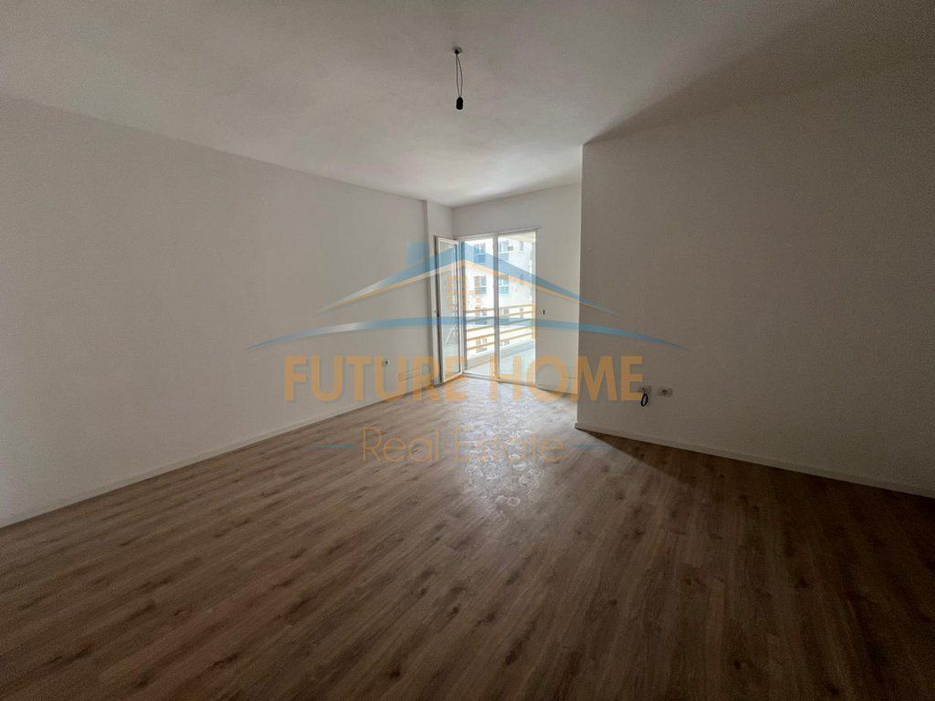 Qira, Ambient per zyra+Post Parkimi, Kompleksi E88
