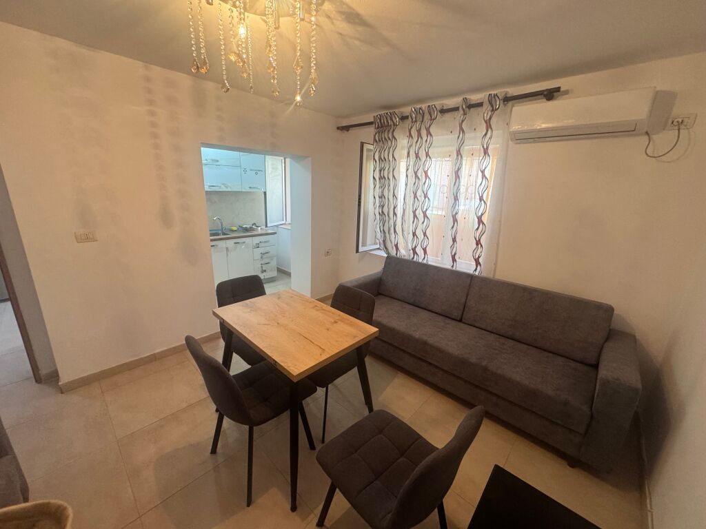 Shitet Apartament 1+1 përballë maternitetit të ri, pranë Pasticeri Tito