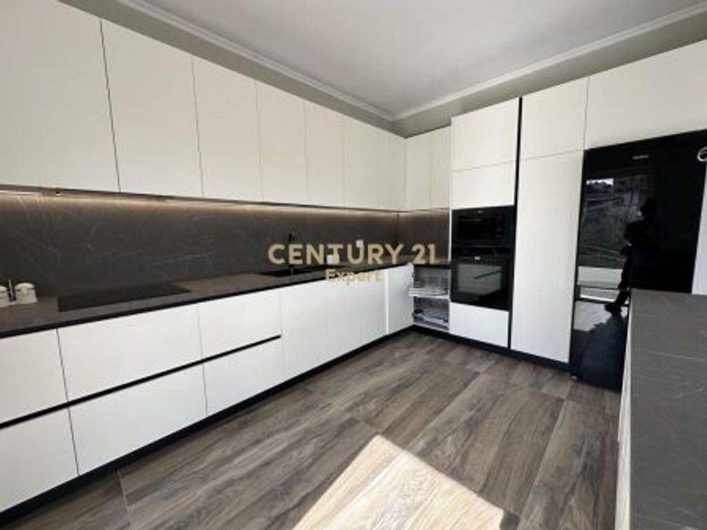 AFFITTASI APPARTAMENTO 3+1+2 CON POSTO AUTO A SAUK TE RI (PIANO VILLA)