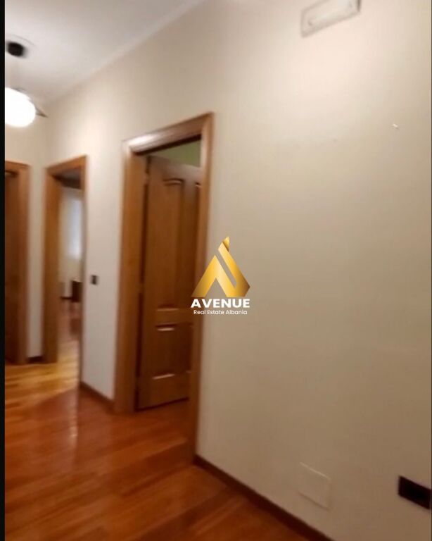 JEPET ME QIRA APARTAMENT 3+1+2 TUALETE +2 BALLKONE, RRUGA E KOSOVARËVE, TIRANË.
