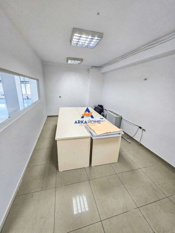 LOCALE COMMERCIALE IN AFFITTO 300M2 "VIA DIBRA, FACILE ACCESSO AL CENTRO" 3000 EURO
