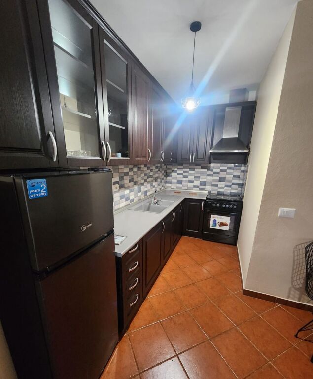 Jepet me qera apartament 1+1, i pozicionuar në Pallatin Amfora, Rruga Irfan Tomini