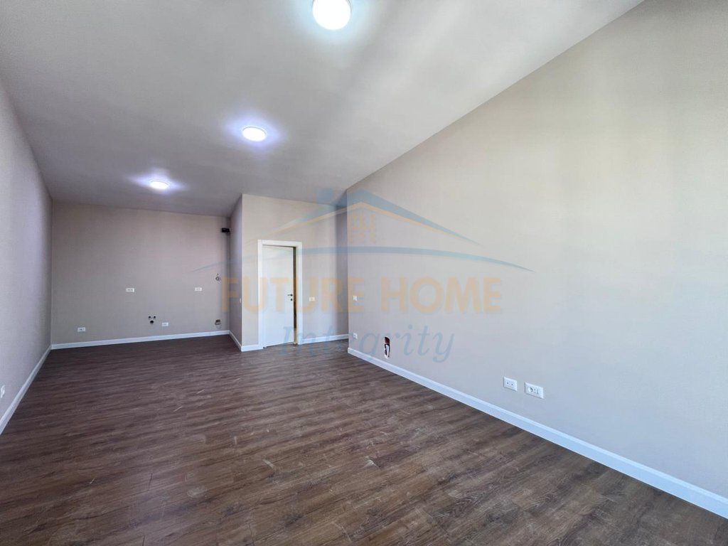 Shitet, Apartament 1+1+2 Ballkone, Porta Tirana e Re, Tiranë.