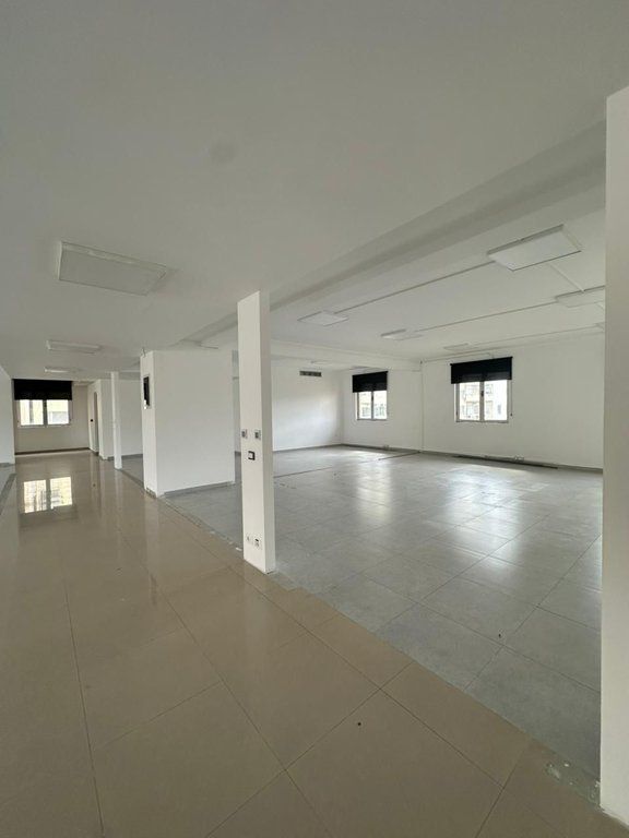 Ofrohet për qira një godinë biznesi 4-katëshe
