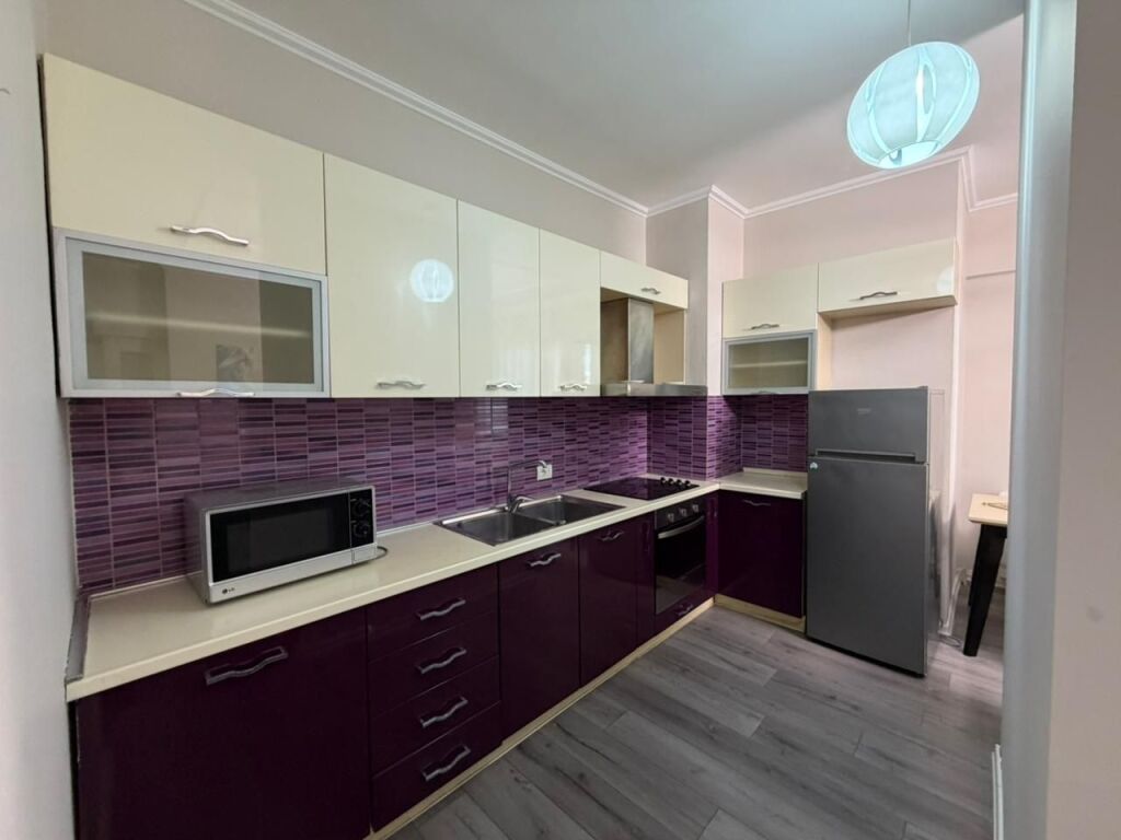 Apartament 2+1+Parking per qira tek Rruga e Barrikadave.