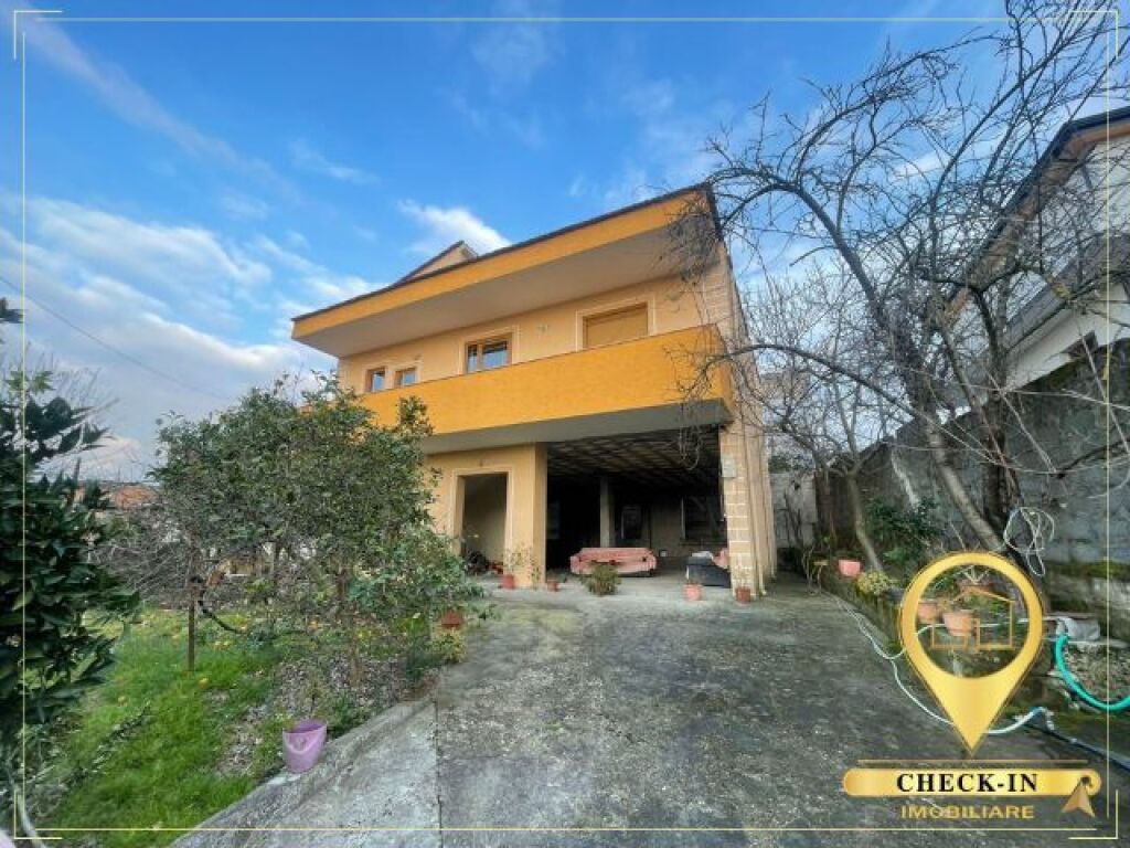Vendesi villetta a 2 piani a Kombinat