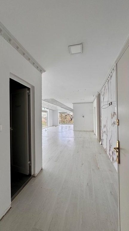 Commercial space for rent by the street near 21 Dhjetori!