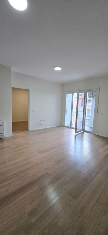 APARTAMENT 1+1+POST PARKIMI,RRUGA  E BARRIKADAVE - Widok 4
