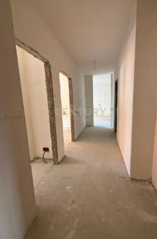 Shitet apartament 3+1+2 – me post parkimi