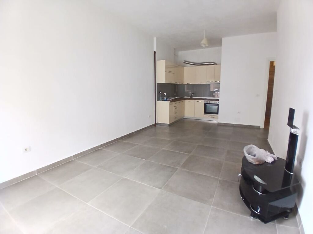 Affittasi appartamento 2+1+2 bagni in Via 5 Maji complesso inerte