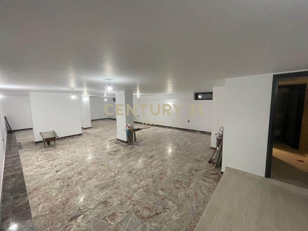 AMBIENT KOMERCIAL PËR QIRA - 200m², NË ZEMËR TË BLLOKUT!