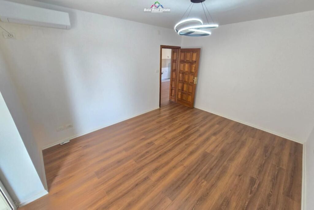 Zyre Me Qera 3+1 tek Ish Ekspozita (ID BZ2890) Tirane