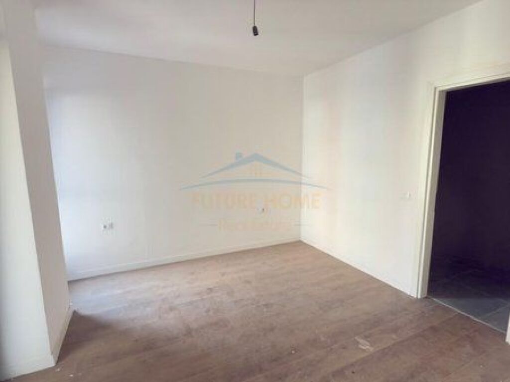 Shitet, Apartament 2+1+2, Komuna e Parisit, Tirane