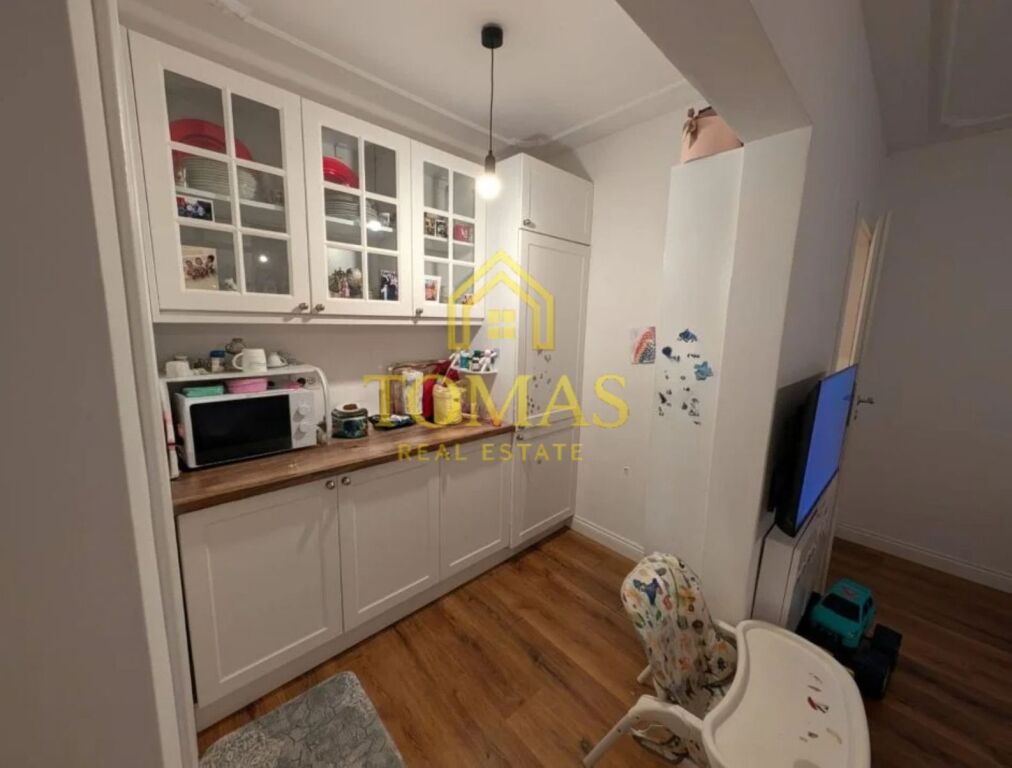 Appartamento in vendita 75 m2, con 2 camere da letto, corridoio, soggiorno, balcone e 1 bagno.  3° piano di un edificio prefabbricato esistente.