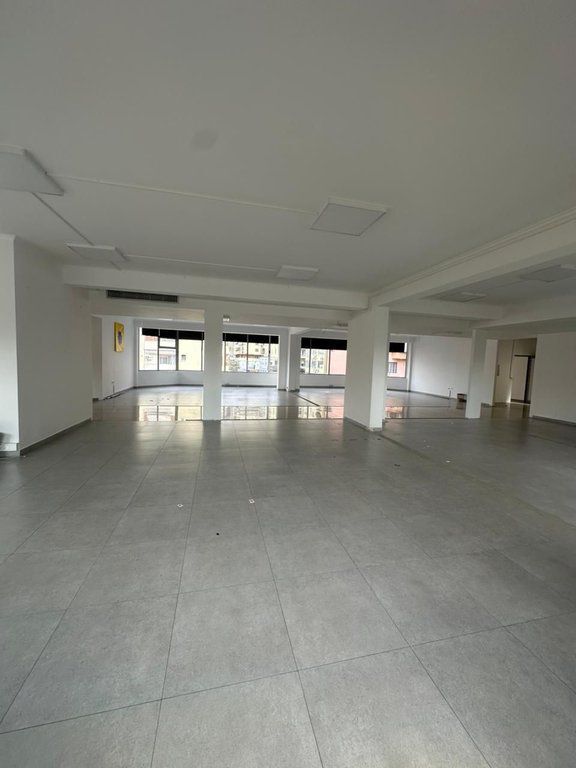Ofrohet për qira një godinë biznesi 4-katëshe