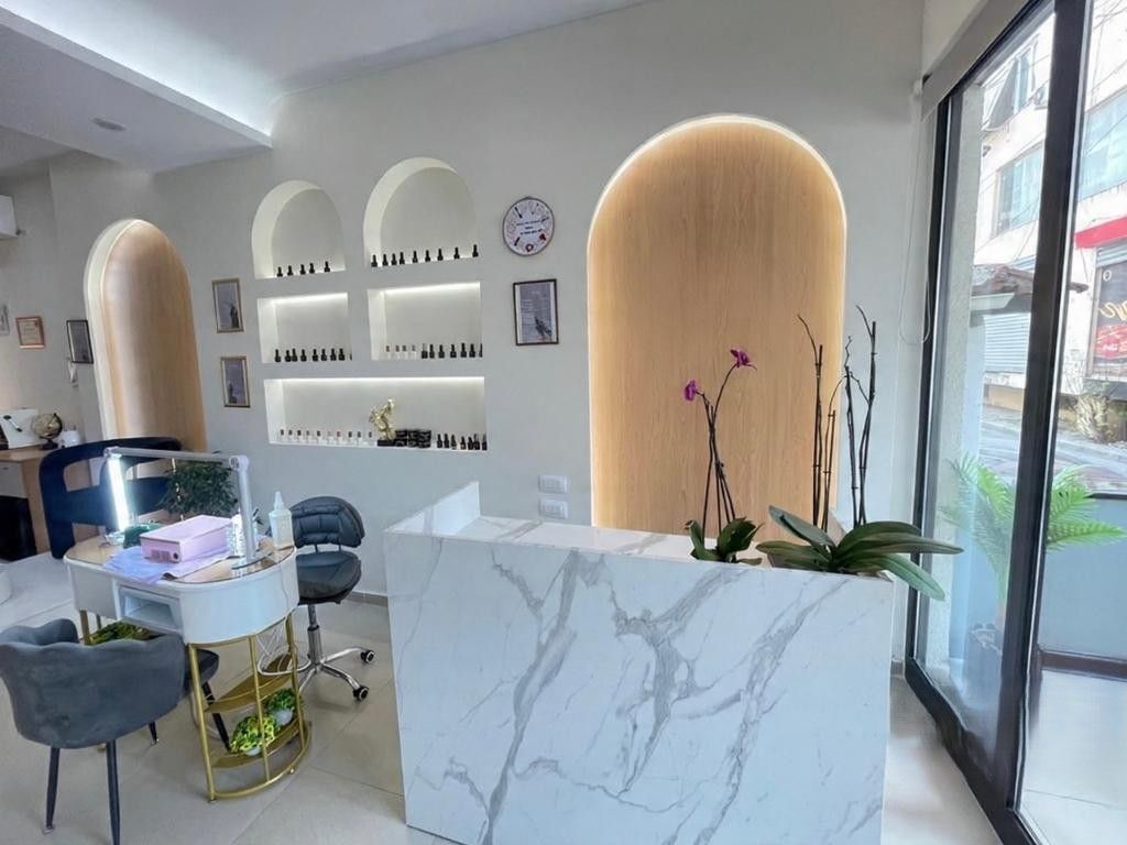 AMBIENTE PARRUCCHIERE / ESTETICA IN AFFITTO VICINO A SQUARE 21, VIA KAVAJËS 1.500 € /Mese