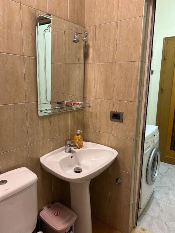 🏡 Jepet me qera Apartament 1+1  📍 Vetëm 3 minuta larg Postës Nr. 8💰 Qeraja mujore: 50,000 lekë