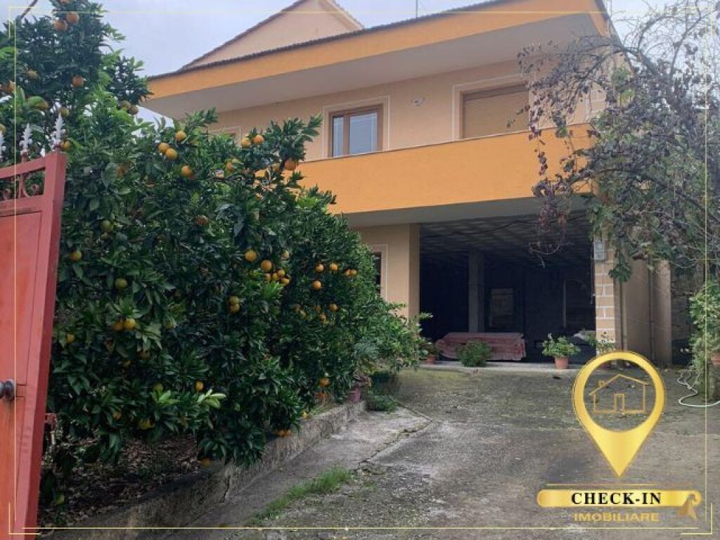 Vendesi villetta a 2 piani a Kombinat